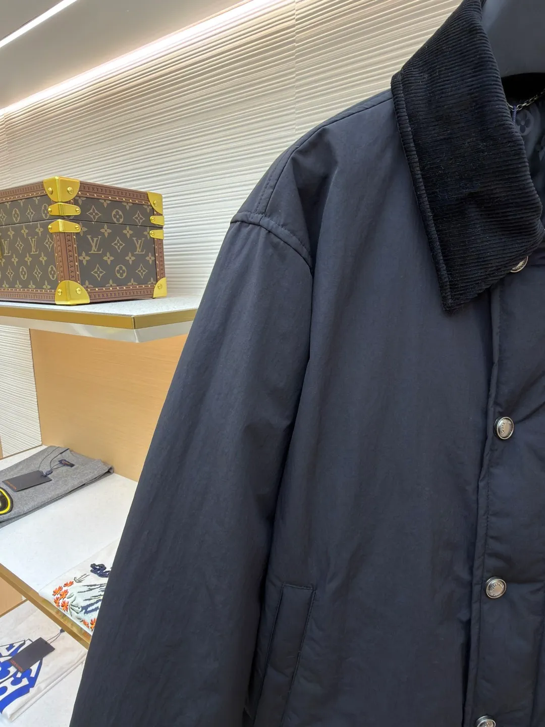 LOUIS VUITTON Corduroy collar waterproof work jacket ●Original version: purchased and developed in 19699 ●Item number: 1681946-C30 ●Fabric: nylon fabric ●Technology: embroidery production ●Color: black ●Version: fitted version ●Weight: about 550 grams ●Size: 44-46-48-50 ●Description: Made of water-repellent nylon blended fabric, the body is made of precision woven craftsmanship to create a matte texture, taking into account both lightness and stiffness. The collar is made of ribbed corduroy-effect leather, which uses trompe l'oeil techniques to simulate the texture of corduroy. It feels soft and has a retro look. The chest patch pocket adopts double-line topstitch quilting technology, embedded with three-dimensional LV letter embroidery, and reinforced with metal rivets on the edge, which is both decorative and durable. The front is equipped with pearlescent mother-of-pearl buttons, and the metal base is polished and nickel-plated, with a delicate luster and not easily oxidized. The inner lining is Damier jacquard fabric, and the quilting process is filled with light and warm fibers. The cuffs and hem are narrowed with the same fabric. The overall stitching error is controlled within 0.1cm, and the Italian workshop hand-finishes the details. The overall wiring is straight and delicate, the fabric is comfortable and soft, and the color is consistent without color difference. It can be matched with the same style to create a fashionable look and control various occasions. Customized accessories, complete with three standards, same style for men and women!